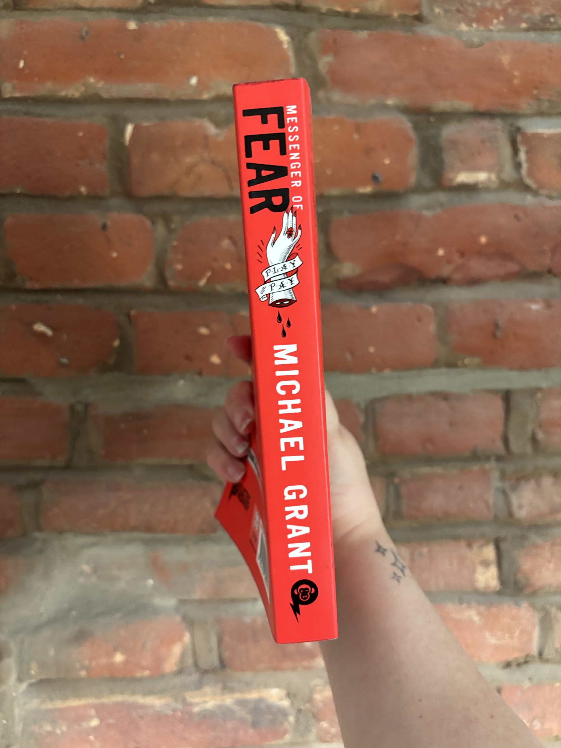 Messenger of Fear Michael Grant spine