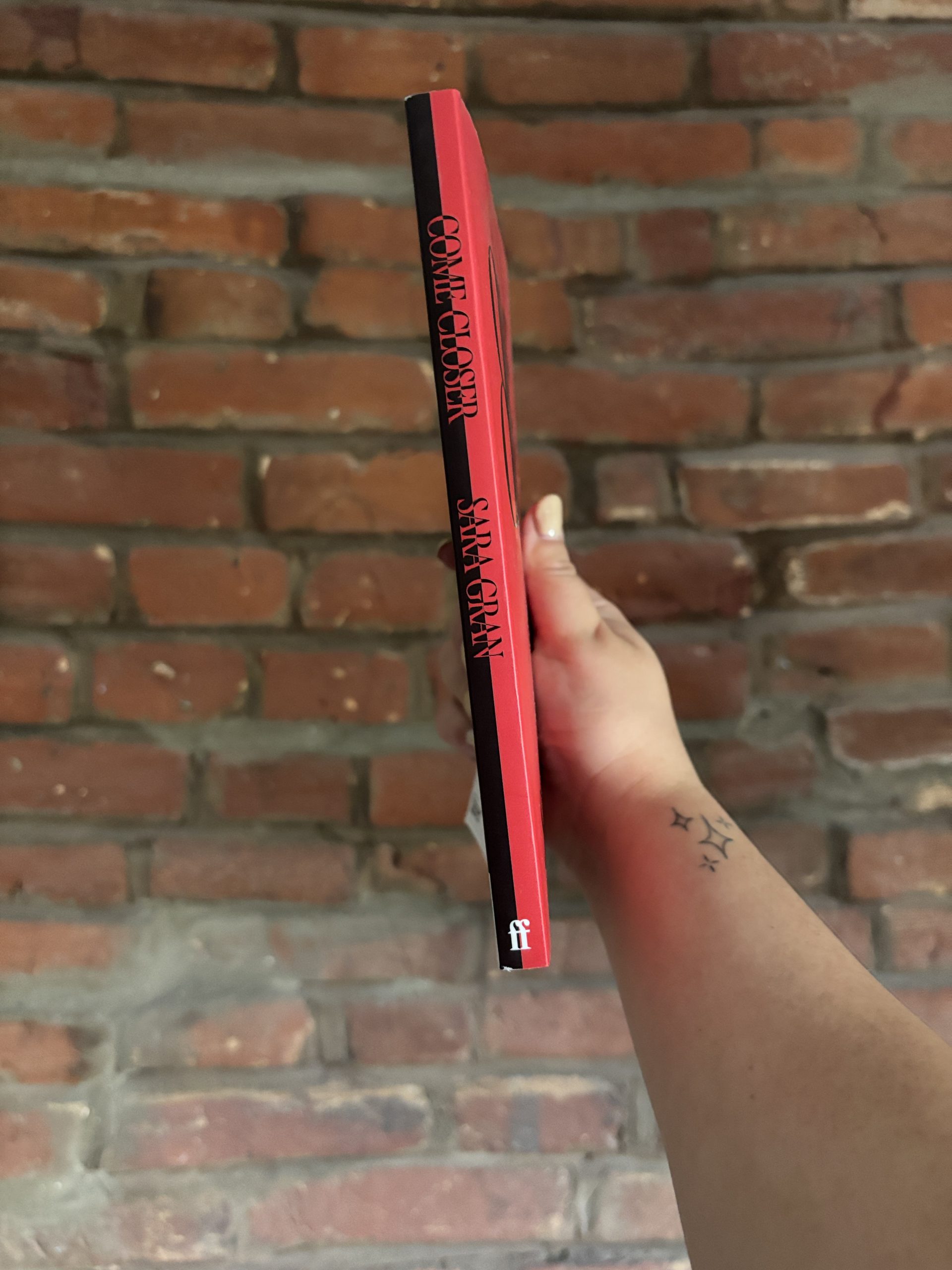 Sara Gran Come Closer book spine