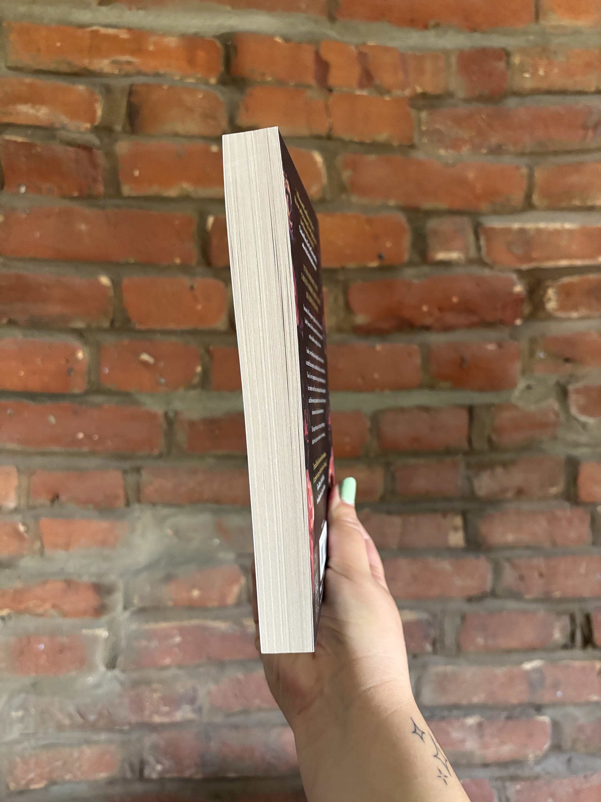 A House With Good Bones T. Kingfisher book edge